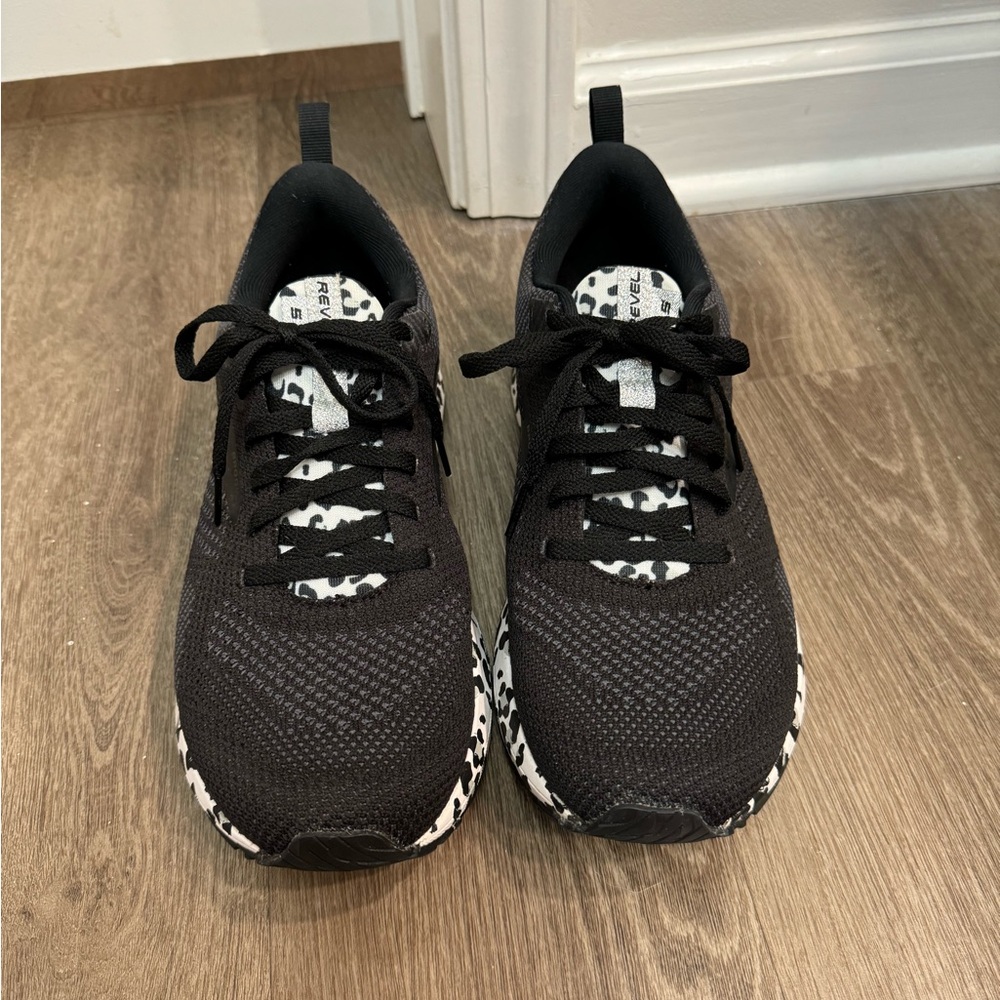 🌺MAKE OFFERS🌺 Brooks Revel 5